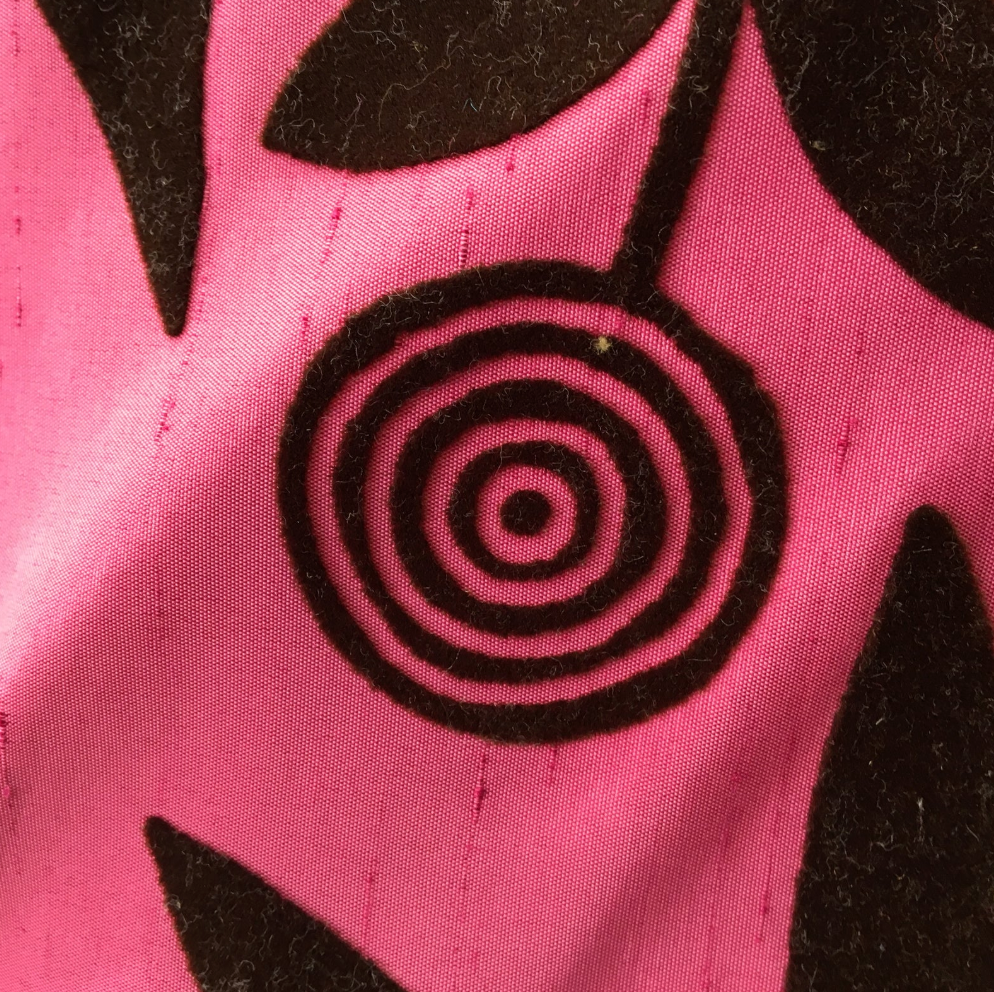 Retro Rasberry Flocked - 139cm x 100cm