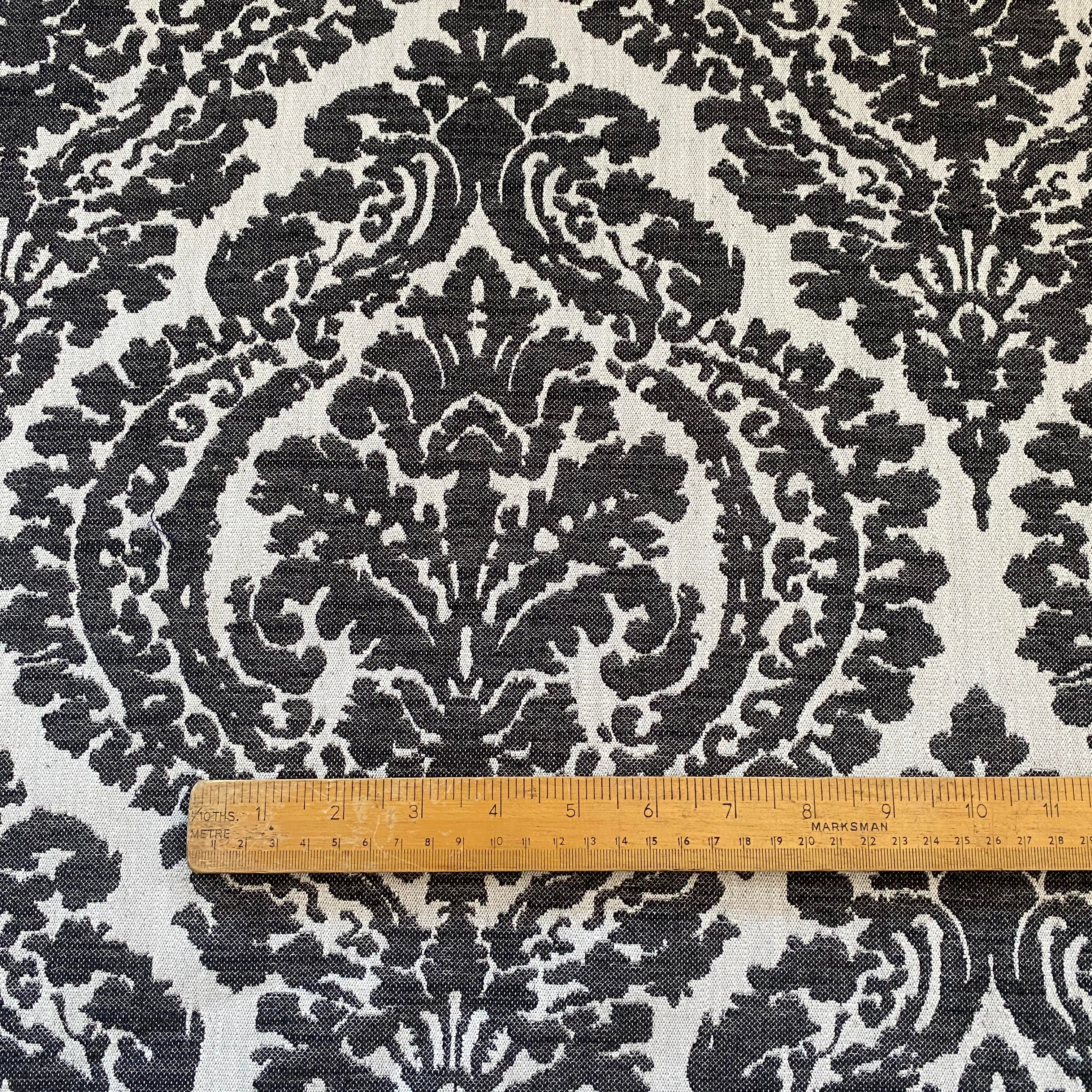 BW1004 Black and White