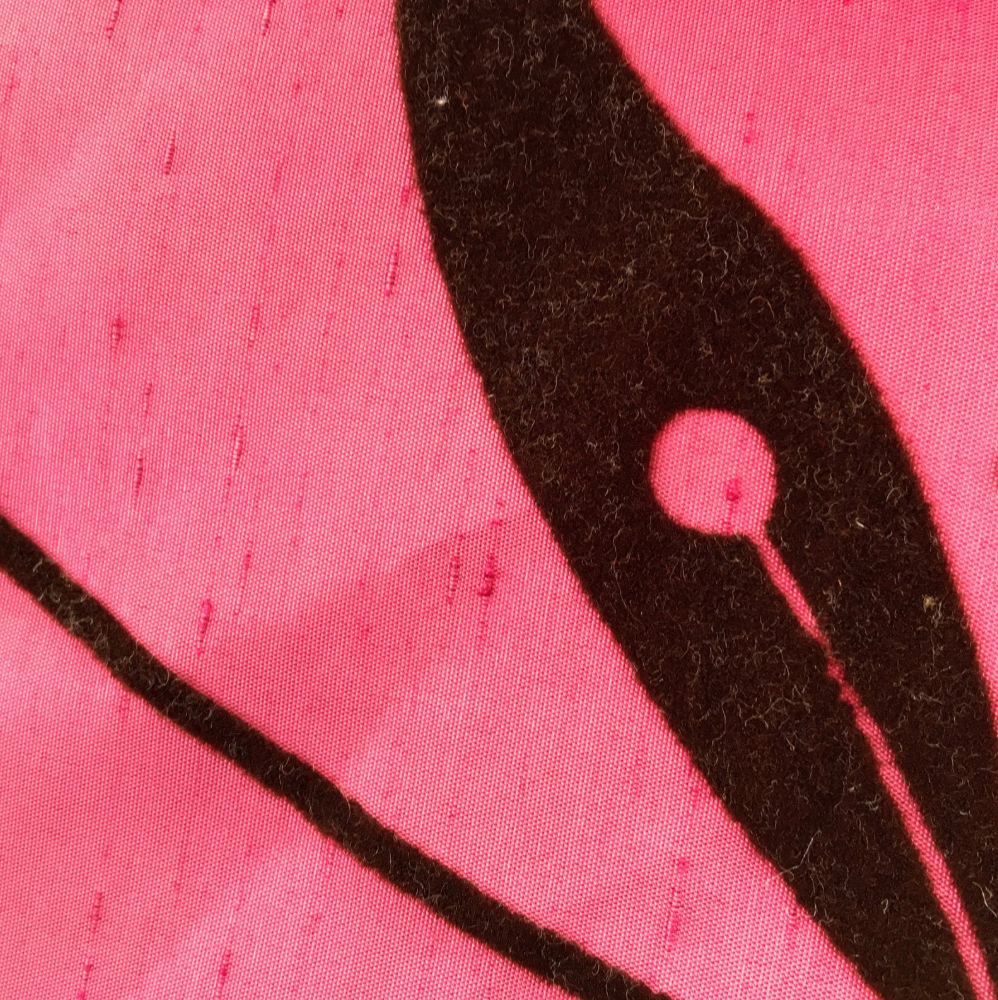 Retro Rasberry Flocked - 139cm x 100cm